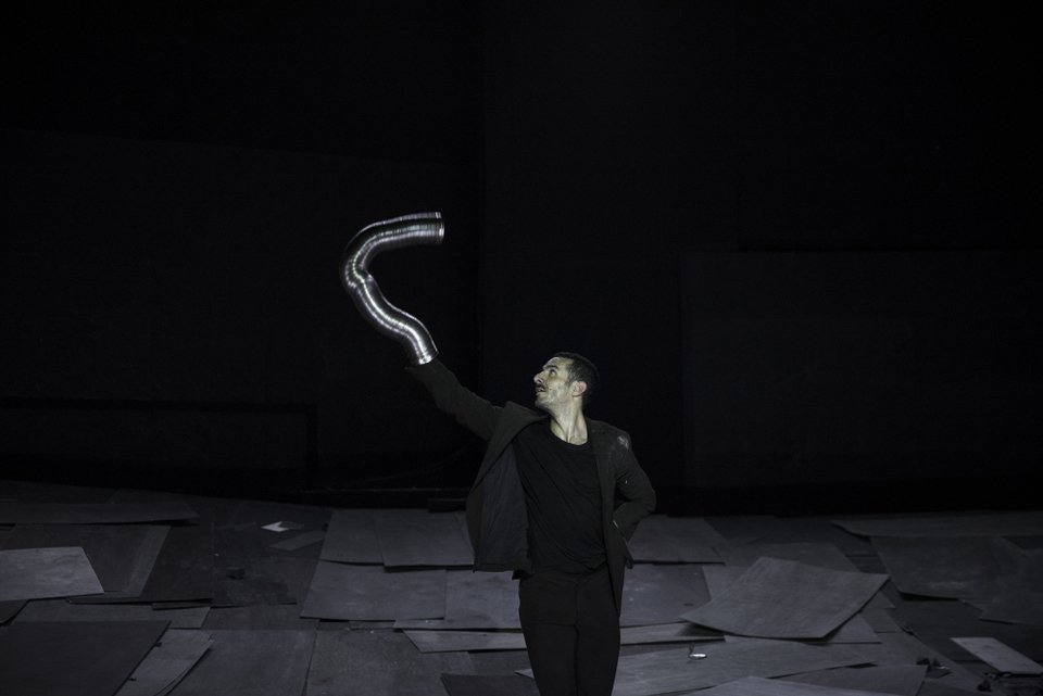 Ιντριγκάρουν οι πρώτες φωτογραφίες της παράστασης του Δημήτρη Παπαϊωάννου στη Στέγη [εικόνες] | iefimerida.gr 0