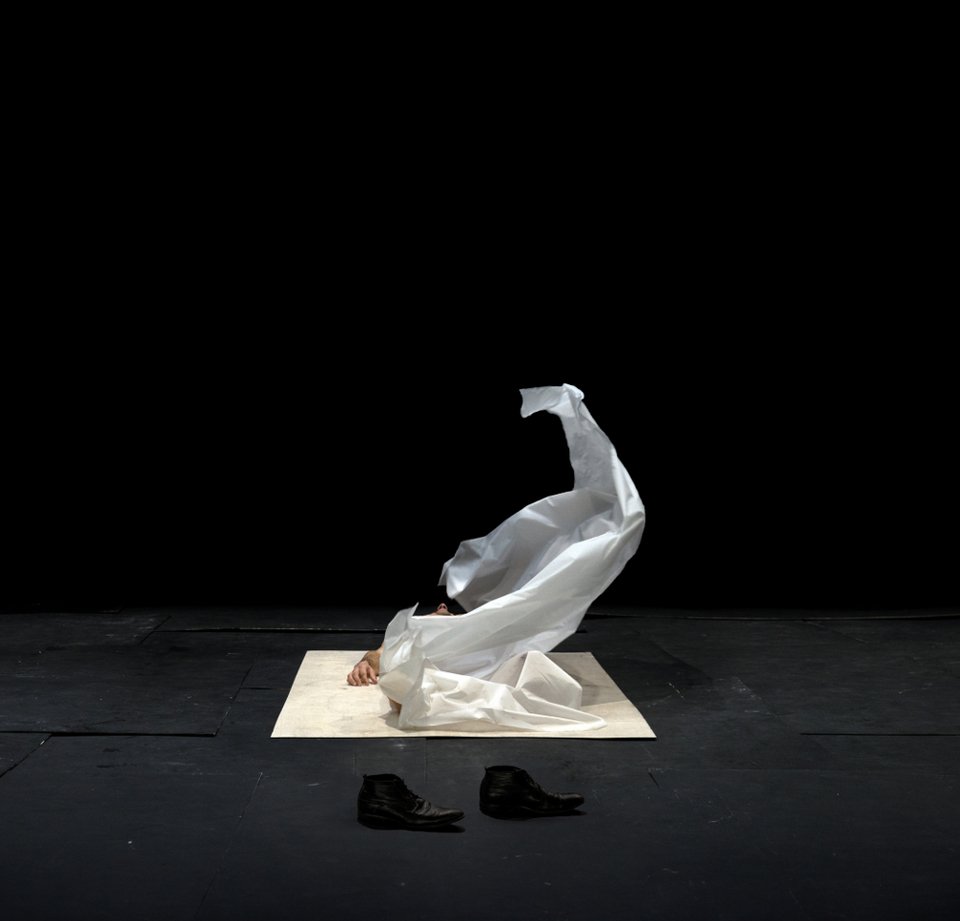 Ιντριγκάρουν οι πρώτες φωτογραφίες της παράστασης του Δημήτρη Παπαϊωάννου στη Στέγη [εικόνες] | iefimerida.gr 4