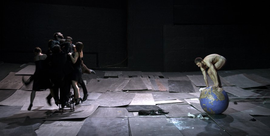 Ιντριγκάρουν οι πρώτες φωτογραφίες της παράστασης του Δημήτρη Παπαϊωάννου στη Στέγη [εικόνες] | iefimerida.gr 5