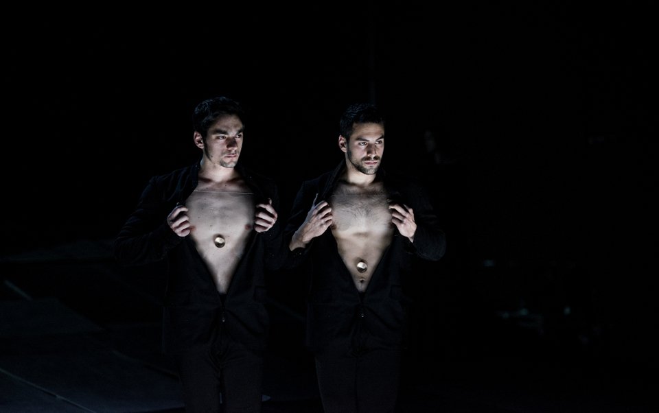 Ιντριγκάρουν οι πρώτες φωτογραφίες της παράστασης του Δημήτρη Παπαϊωάννου στη Στέγη [εικόνες] | iefimerida.gr 2