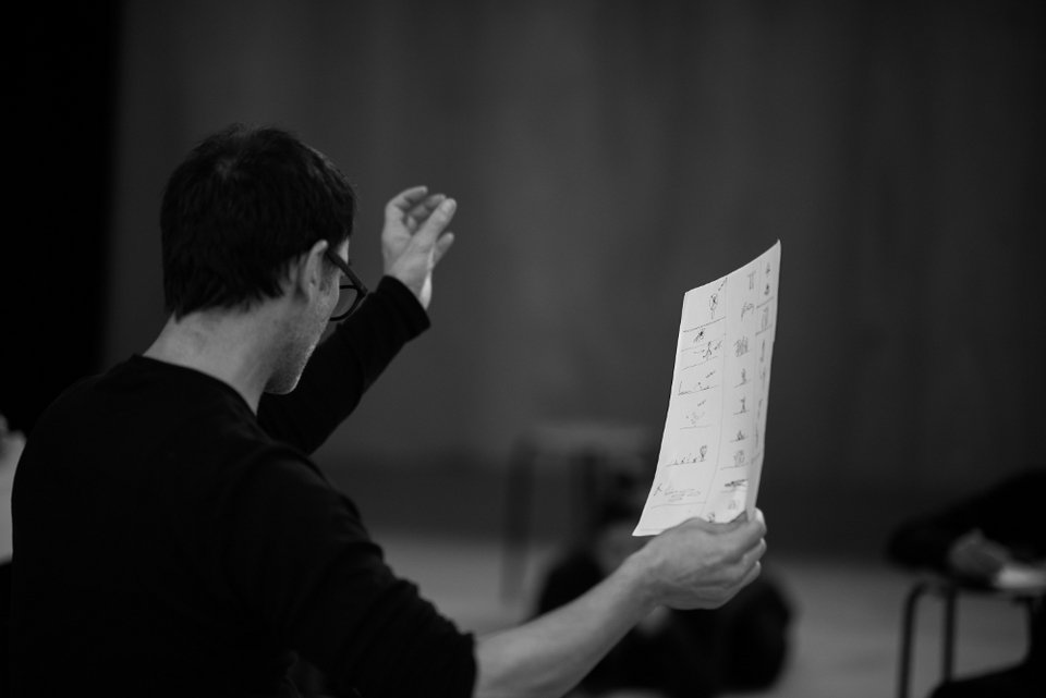 Ιντριγκάρουν οι πρώτες φωτογραφίες της παράστασης του Δημήτρη Παπαϊωάννου στη Στέγη [εικόνες] | iefimerida.gr 6