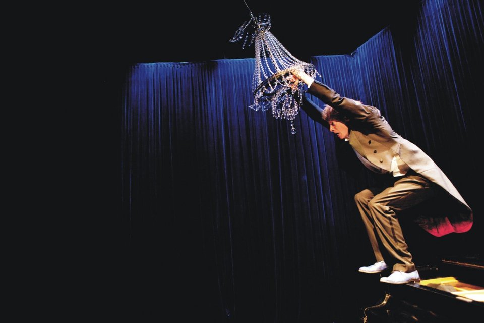 Παράσταση στο Μέγαρο αποδομεί το κλασικό ρεσιτάλ πιάνου και καταλήγει σε Βατερλό [εικόνες 7 βίντεο]  | iefimerida.gr 0