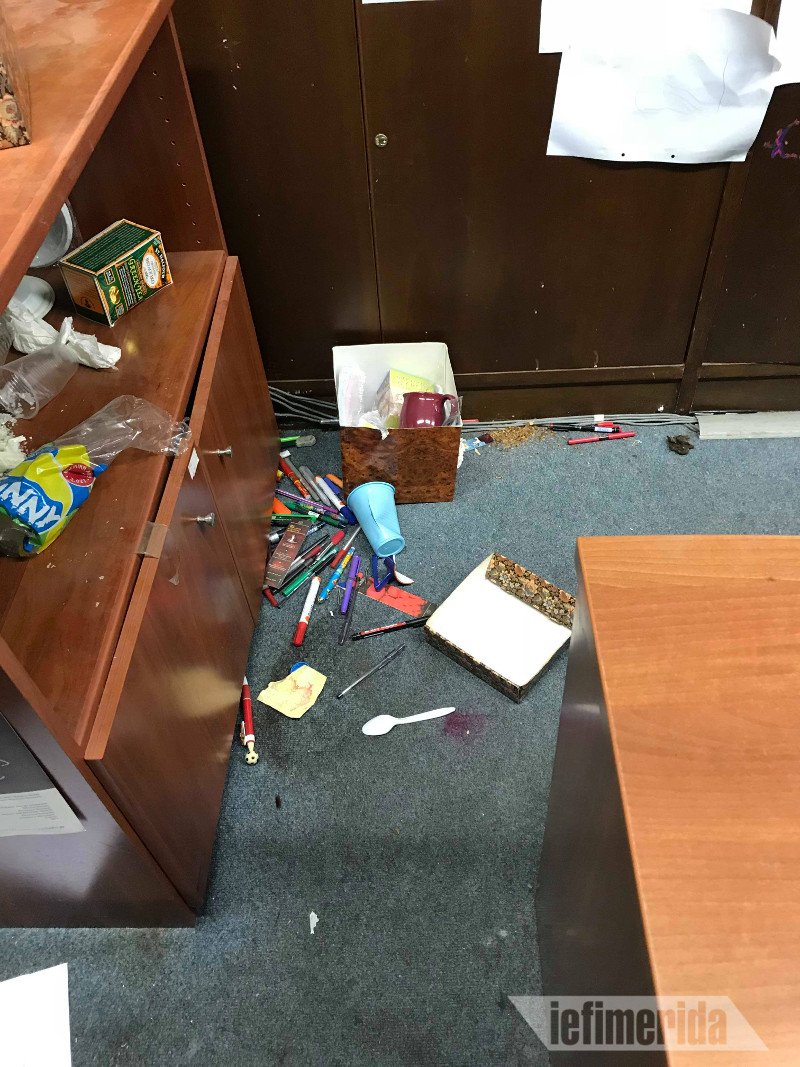 Μπήκαμε στο Θεατρικό Μουσείο: Ψόφια ποντίκια, κατεστραμμένα εκθέματα, τεκμήρια που σαπίζουν [εικόνες] | iefimerida.gr 4