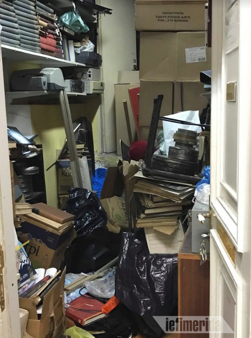 Μπήκαμε στο Θεατρικό Μουσείο: Ψόφια ποντίκια, κατεστραμμένα εκθέματα, τεκμήρια που σαπίζουν [εικόνες] | iefimerida.gr 2