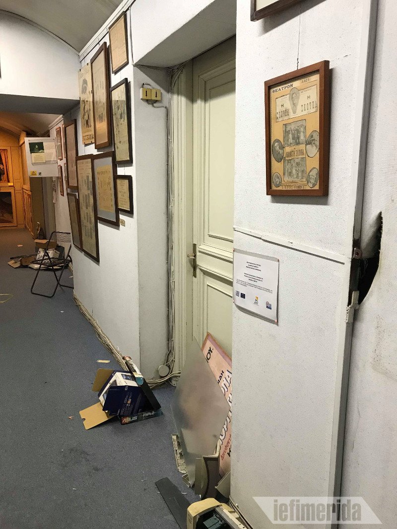 Μπήκαμε στο Θεατρικό Μουσείο: Ψόφια ποντίκια, κατεστραμμένα εκθέματα, τεκμήρια που σαπίζουν [εικόνες] | iefimerida.gr 0