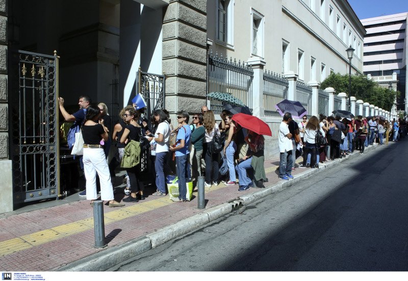 Τεράστια η ουρά έξω απο το Θέατρο Τέχνης- φωτογραφία intimenews