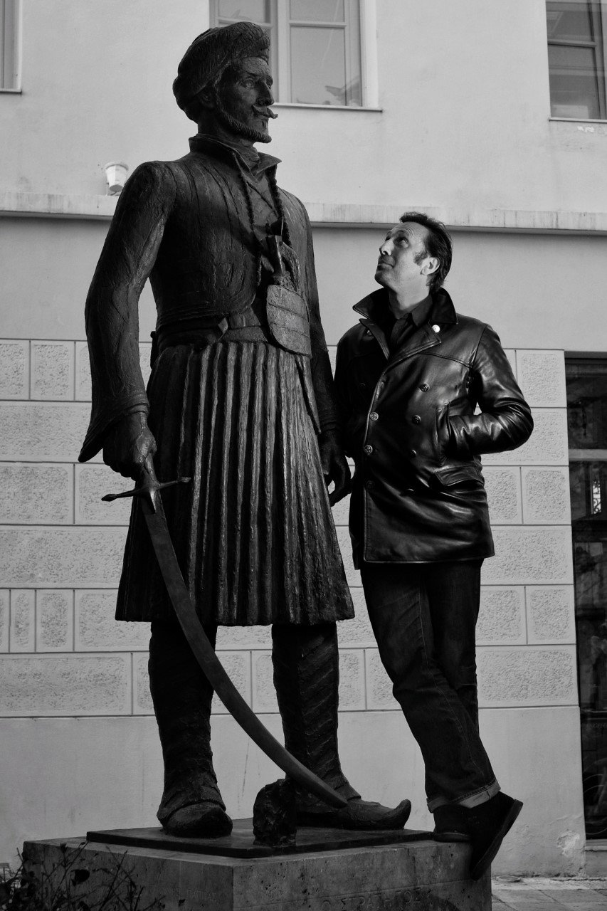 Ο Ρένος Χαραλαμπίδης συνομιλεί με τον στρατηγό Μακρυγιάννη στο θέατρο Τέχνης