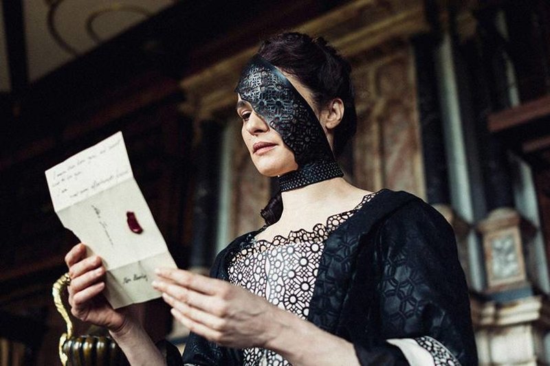 The Favourite: Τα φοβερά κοστούμια φτιάχτηκαν από το μηδέν -Με τζιν και ψεύτικες πέρλες [εικόνες]  | iefimerida.gr 2