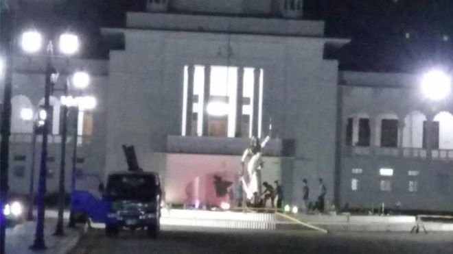 Ακραίοι Ισλαμιστές κατέστρεψαν άγαλμα της αρχαίας Θέμιδας στο Μπαγκλαντές [εικόνα & βίντεο]  | iefimerida.gr 2