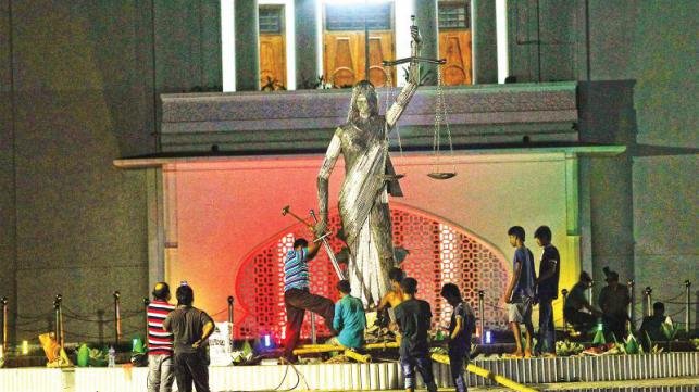 Ακραίοι Ισλαμιστές κατέστρεψαν άγαλμα της αρχαίας Θέμιδας στο Μπαγκλαντές [εικόνα & βίντεο]  | iefimerida.gr 1