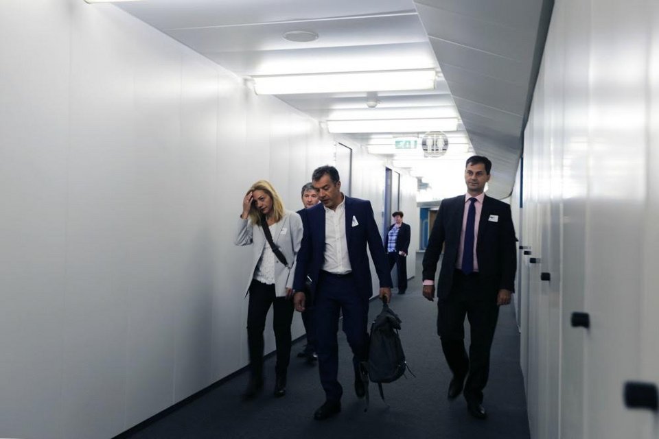 Ο Θεοδωράκης στον νεόνυμφο Μοσκοβισί με μέλι από την Κρήτη: Μείωση δαπανών και όχι νέοι φόροι | iefimerida.gr 0