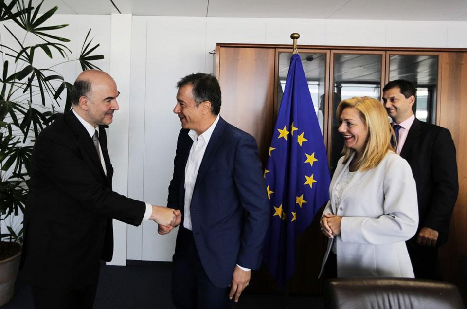Ο Θεοδωράκης στον νεόνυμφο Μοσκοβισί με μέλι από την Κρήτη: Μείωση δαπανών και όχι νέοι φόροι | iefimerida.gr 1