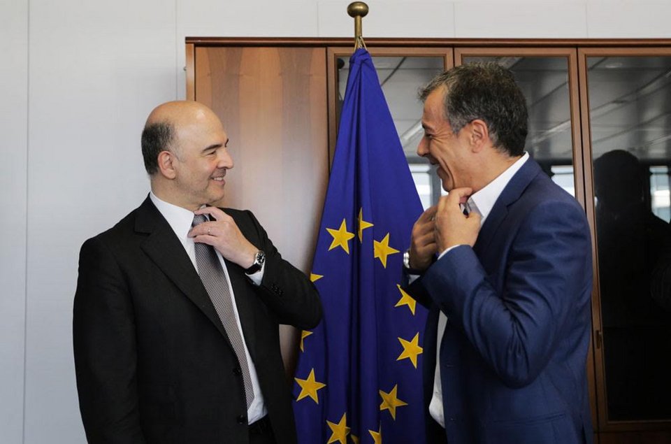 Ο Θεοδωράκης στον νεόνυμφο Μοσκοβισί με μέλι από την Κρήτη: Μείωση δαπανών και όχι νέοι φόροι | iefimerida.gr 2