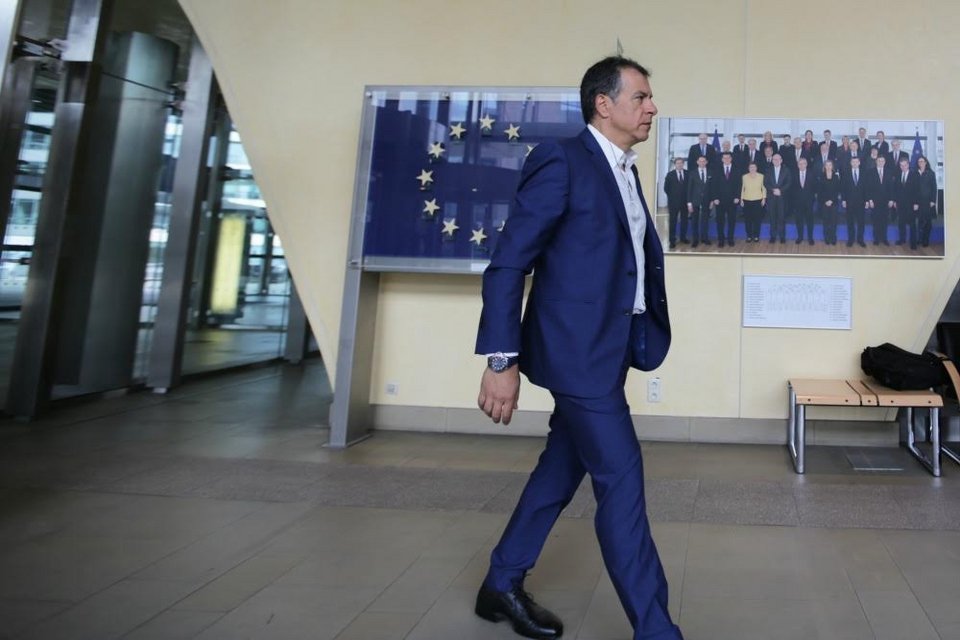 Ο Θεοδωράκης στον νεόνυμφο Μοσκοβισί με μέλι από την Κρήτη: Μείωση δαπανών και όχι νέοι φόροι | iefimerida.gr 4