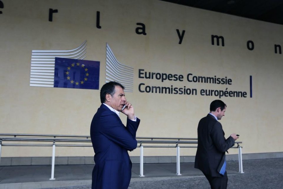Ο Θεοδωράκης στον νεόνυμφο Μοσκοβισί με μέλι από την Κρήτη: Μείωση δαπανών και όχι νέοι φόροι | iefimerida.gr 5
