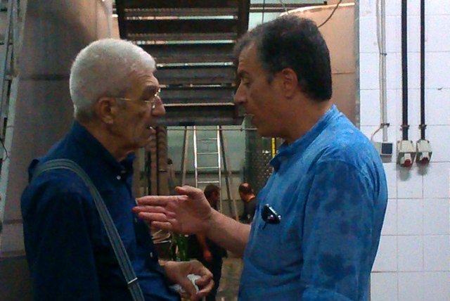 Ο Σταύρος Θεοδωράκης με γκλίτσα και σανδάλια στους αμπελώνες του Γιάννη Μπουτάρη [εικόνες] | iefimerida.gr 1