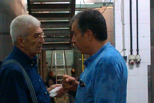 Ο Σταύρος Θεοδωράκης με γκλίτσα και σανδάλια στους αμπελώνες του Γιάννη Μπουτάρη [εικόνες] | iefimerida.gr 2