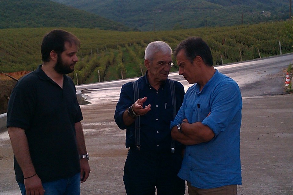 Ο Σταύρος Θεοδωράκης με γκλίτσα και σανδάλια στους αμπελώνες του Γιάννη Μπουτάρη [εικόνες] | iefimerida.gr 4