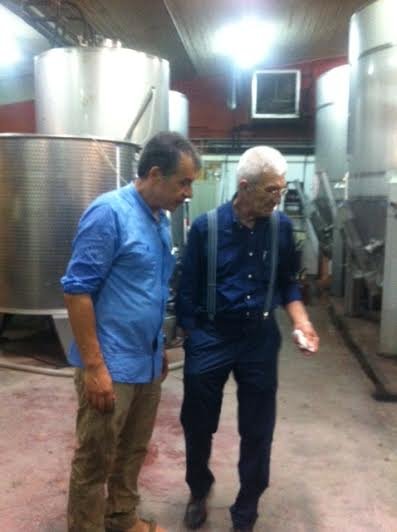 Ο Σταύρος Θεοδωράκης με γκλίτσα και σανδάλια στους αμπελώνες του Γιάννη Μπουτάρη [εικόνες] | iefimerida.gr 5