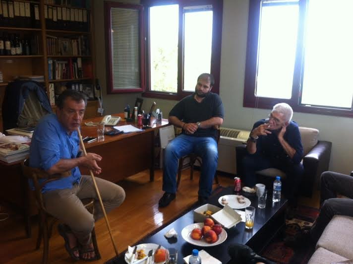 Ο Σταύρος Θεοδωράκης με γκλίτσα και σανδάλια στους αμπελώνες του Γιάννη Μπουτάρη [εικόνες] | iefimerida.gr 0