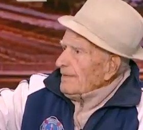 Αυτός είναι ο γηραιότερος ψηφοφόρος -Στα 106 του κάνει βουτιές στη θάλασσα το καταχείμωνο [εικόνες] | iefimerida.gr 1