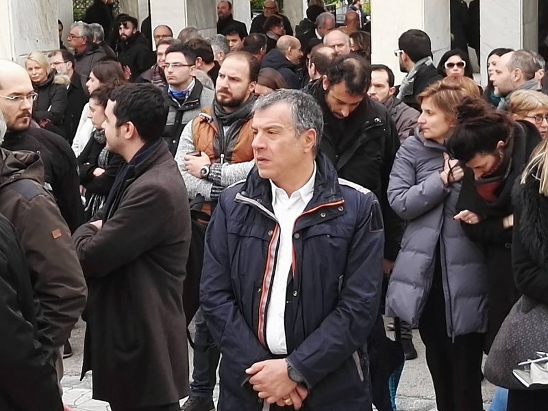 Το τελευταίο αντίο στον Θόδωρο Μιχόπουλο -Δάκρυσε ο Αλέξης Τσίπρας στην κηδεία [βίντεο] | iefimerida.gr 12