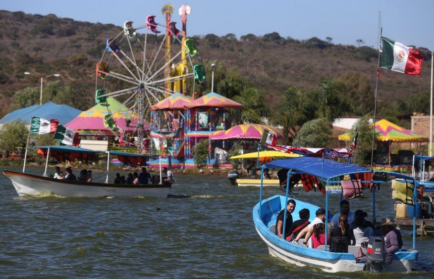 Πώς γιόρτασε ο υπόλοιπος πλανήτης τα Θεοφάνεια -Βουτιές σε παγωμένους ποταμούς, εικόνες εντυπωσιακές [εικόνες] | iefimerida.gr 2