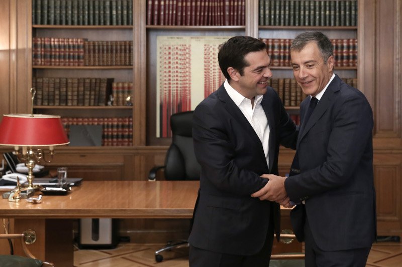 Η πρώτη δημόσια εμφάνιση του Σταύρου Θεοδωράκη μετά την εγχείρηση: Στο Μαξίμου με τον Τσίπρα [εικόνες] | iefimerida.gr 0