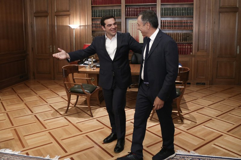 Η πρώτη δημόσια εμφάνιση του Σταύρου Θεοδωράκη μετά την εγχείρηση: Στο Μαξίμου με τον Τσίπρα [εικόνες] | iefimerida.gr 1