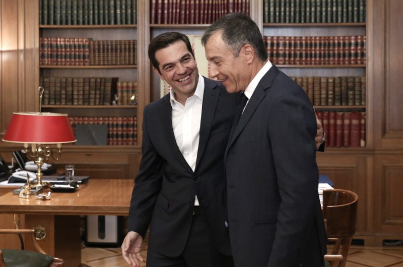 Η πρώτη δημόσια εμφάνιση του Σταύρου Θεοδωράκη μετά την εγχείρηση: Στο Μαξίμου με τον Τσίπρα [εικόνες] | iefimerida.gr 2