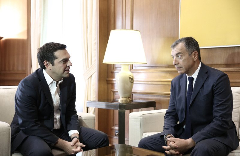 Η πρώτη δημόσια εμφάνιση του Σταύρου Θεοδωράκη μετά την εγχείρηση: Στο Μαξίμου με τον Τσίπρα [εικόνες] | iefimerida.gr 4