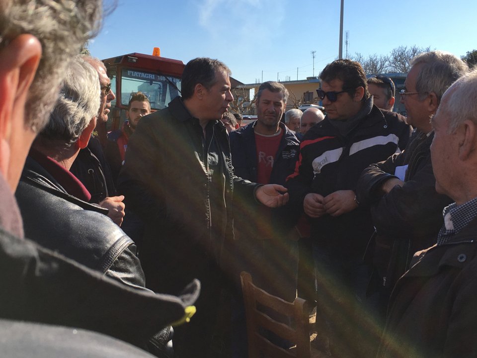 Στα μπλόκα ο Σταύρος Θεοδωράκης -Οι κομματικοί διορίζονται και οι αγρότες ζορίζονται [εικόνες] | iefimerida.gr 0