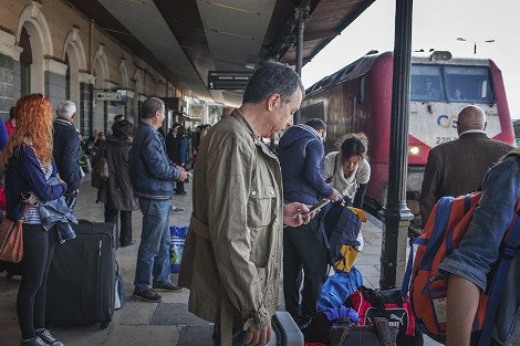 Οι Κρητικοί που άνοιξαν τσικουδιές και έπαιζαν λαούτο στο τρένο για τον Θεοδωράκη στη Λάρισα [εικόνες] | iefimerida.gr 0