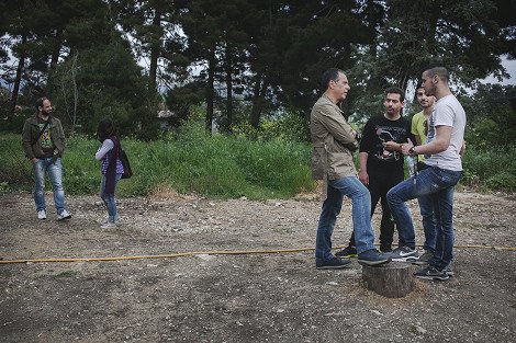 Οι Κρητικοί που άνοιξαν τσικουδιές και έπαιζαν λαούτο στο τρένο για τον Θεοδωράκη στη Λάρισα [εικόνες] | iefimerida.gr 1