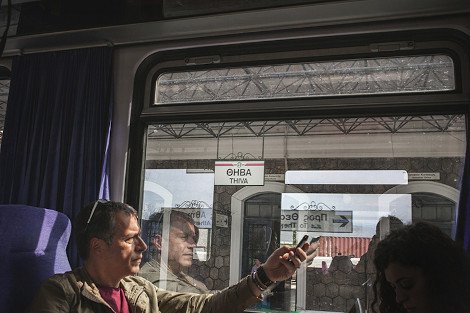 Οι Κρητικοί που άνοιξαν τσικουδιές και έπαιζαν λαούτο στο τρένο για τον Θεοδωράκη στη Λάρισα [εικόνες] | iefimerida.gr 2