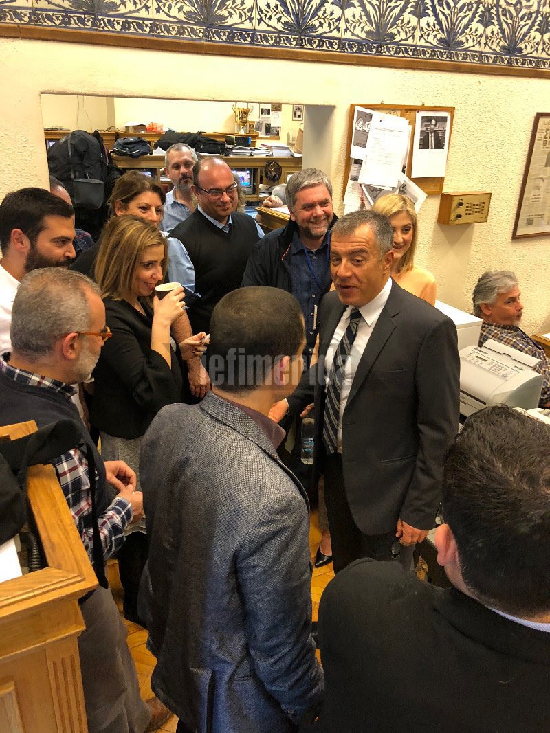 Ο Σταύρος Θεοδωράκης κέρασε πολιτικούς αρχηγούς και δημοσιογράφους για τα γενέθλιά του [εικόνες] | iefimerida.gr 1