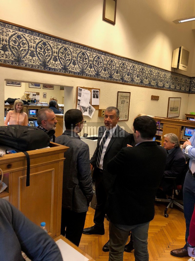 Ο Σταύρος Θεοδωράκης κέρασε πολιτικούς αρχηγούς και δημοσιογράφους για τα γενέθλιά του [εικόνες] | iefimerida.gr 2