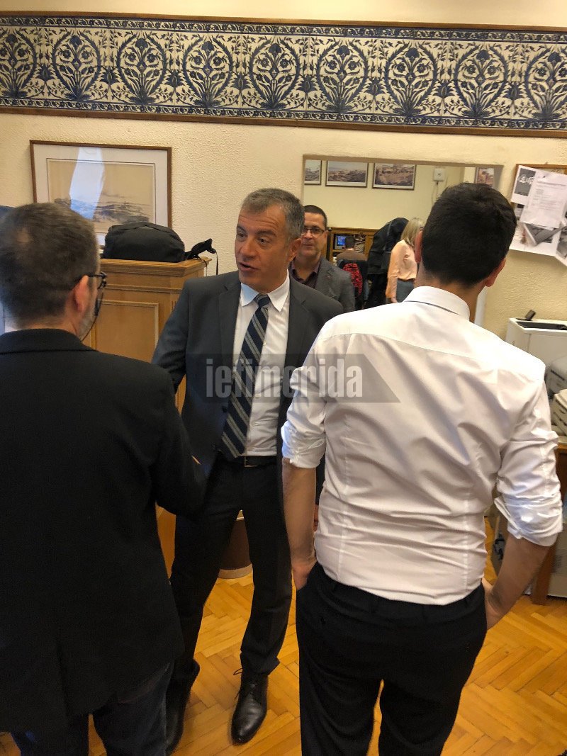 Ο Σταύρος Θεοδωράκης κέρασε πολιτικούς αρχηγούς και δημοσιογράφους για τα γενέθλιά του [εικόνες] | iefimerida.gr 3