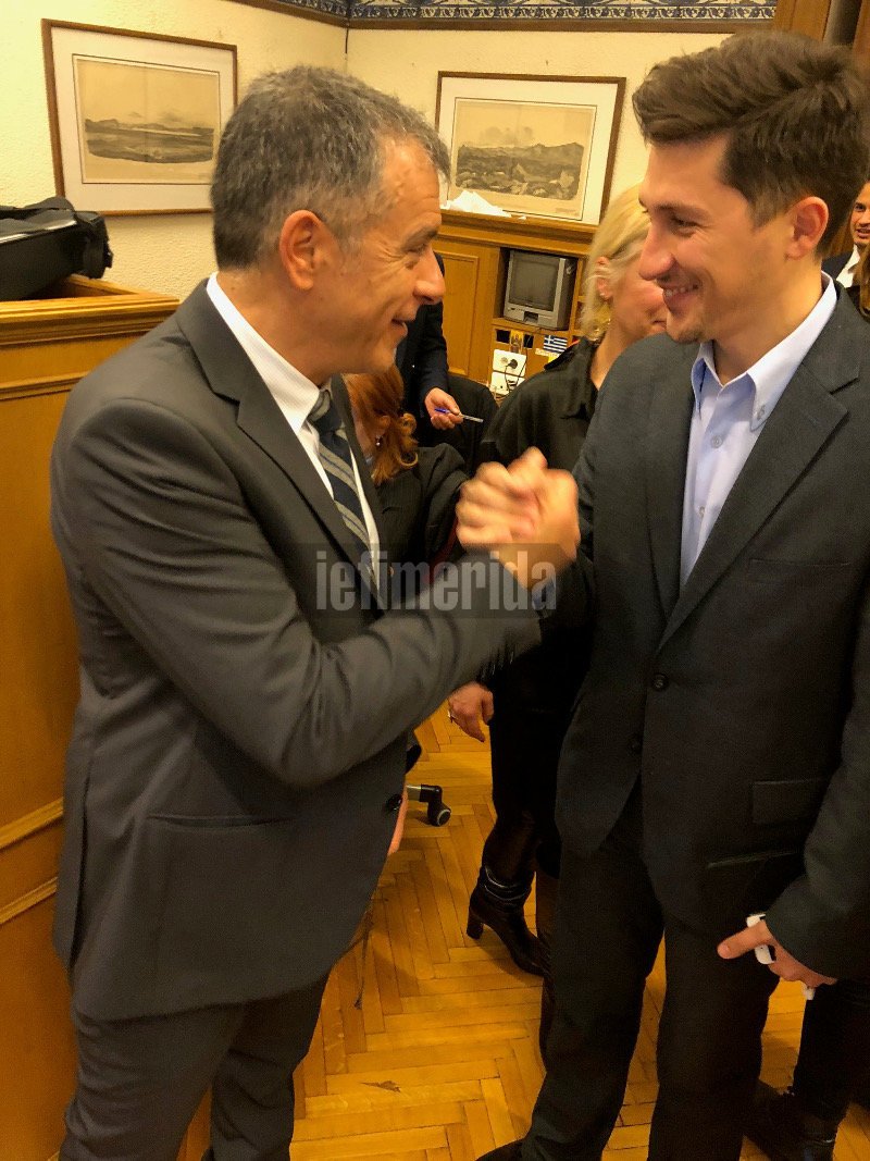 Ο Σταύρος Θεοδωράκης κέρασε πολιτικούς αρχηγούς και δημοσιογράφους για τα γενέθλιά του [εικόνες] | iefimerida.gr 4