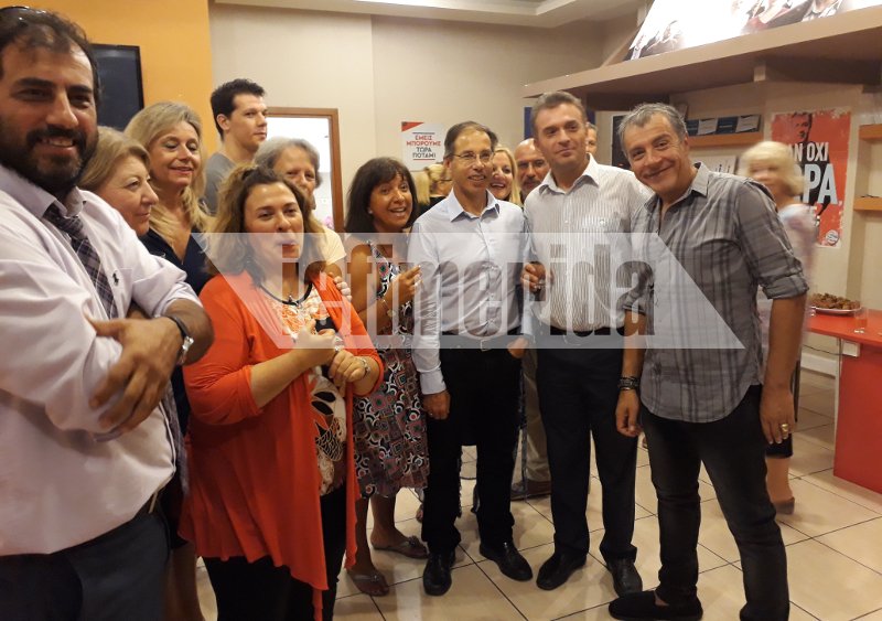 Σταύρος Θεοδωράκης: Με έναν δίσκο στο χέρι κερνούσε ντολμαδάκια όσους πήγαν να του ευχηθούν για τη γιορτή του, στο γραφείο του [εικόνες] | iefimerida.gr 0