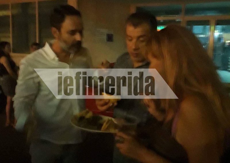 Σταύρος Θεοδωράκης: Με έναν δίσκο στο χέρι κερνούσε ντολμαδάκια όσους πήγαν να του ευχηθούν για τη γιορτή του, στο γραφείο του [εικόνες] | iefimerida.gr 1