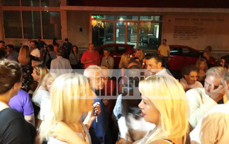 Σταύρος Θεοδωράκης: Με έναν δίσκο στο χέρι κερνούσε ντολμαδάκια όσους πήγαν να του ευχηθούν για τη γιορτή του, στο γραφείο του [εικόνες] | iefimerida.gr 2