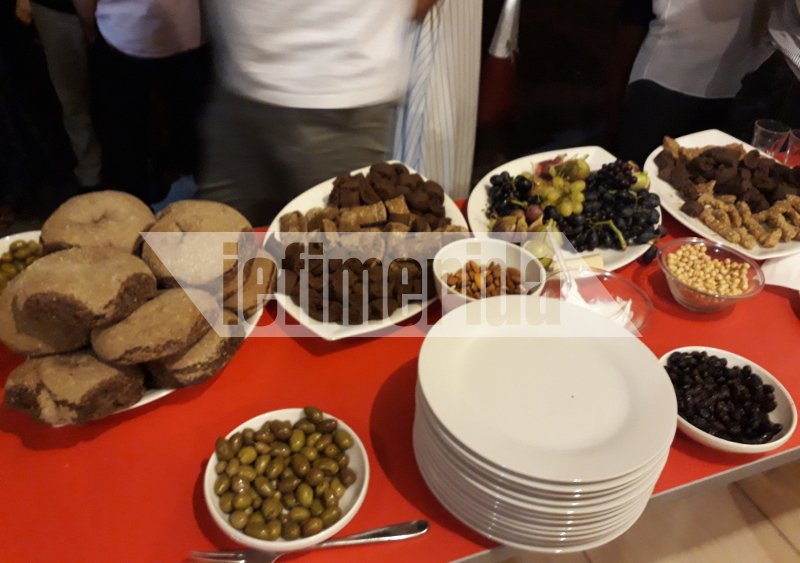 Σταύρος Θεοδωράκης: Με έναν δίσκο στο χέρι κερνούσε ντολμαδάκια όσους πήγαν να του ευχηθούν για τη γιορτή του, στο γραφείο του [εικόνες] | iefimerida.gr 3