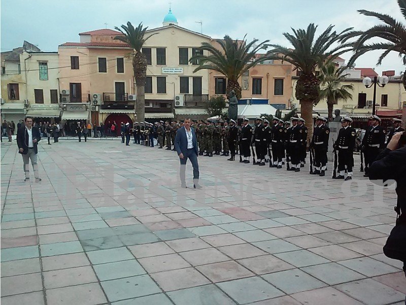 Με εμφάνιση-έκπληξη ο Γιάνης Βαρουφάκης στα Χανιά για την παρέλαση [εικόνες & βίντεο] | iefimerida.gr 2