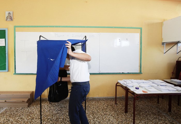 Γιατί ο Θεοδωράκης βγήκε και ξαναμπήκε στο παραβάν για να ψηφίσει [εικόνες] | iefimerida.gr 1