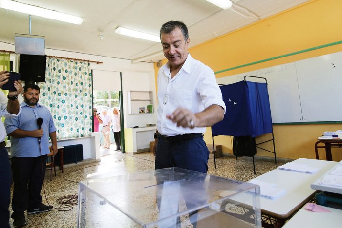 Γιατί ο Θεοδωράκης βγήκε και ξαναμπήκε στο παραβάν για να ψηφίσει [εικόνες] | iefimerida.gr 2