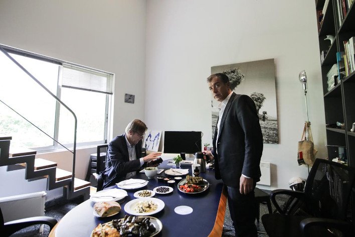 Τα ντολμαδάκια που κέρασε ο Θεοδωράκης στον Φέρχοφσταντ [εικόνες] | iefimerida.gr 2