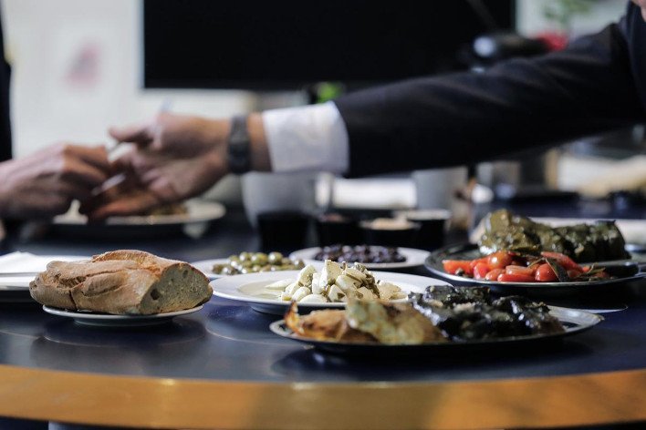 Τα ντολμαδάκια που κέρασε ο Θεοδωράκης στον Φέρχοφσταντ [εικόνες] | iefimerida.gr 1