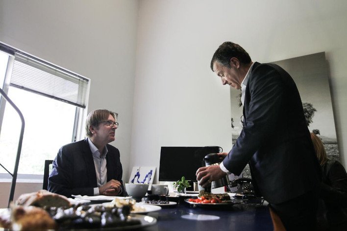 Τα ντολμαδάκια που κέρασε ο Θεοδωράκης στον Φέρχοφσταντ [εικόνες] | iefimerida.gr 3