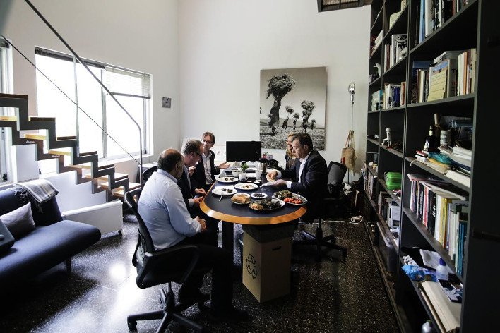 Τα ντολμαδάκια που κέρασε ο Θεοδωράκης στον Φέρχοφσταντ [εικόνες] | iefimerida.gr 5